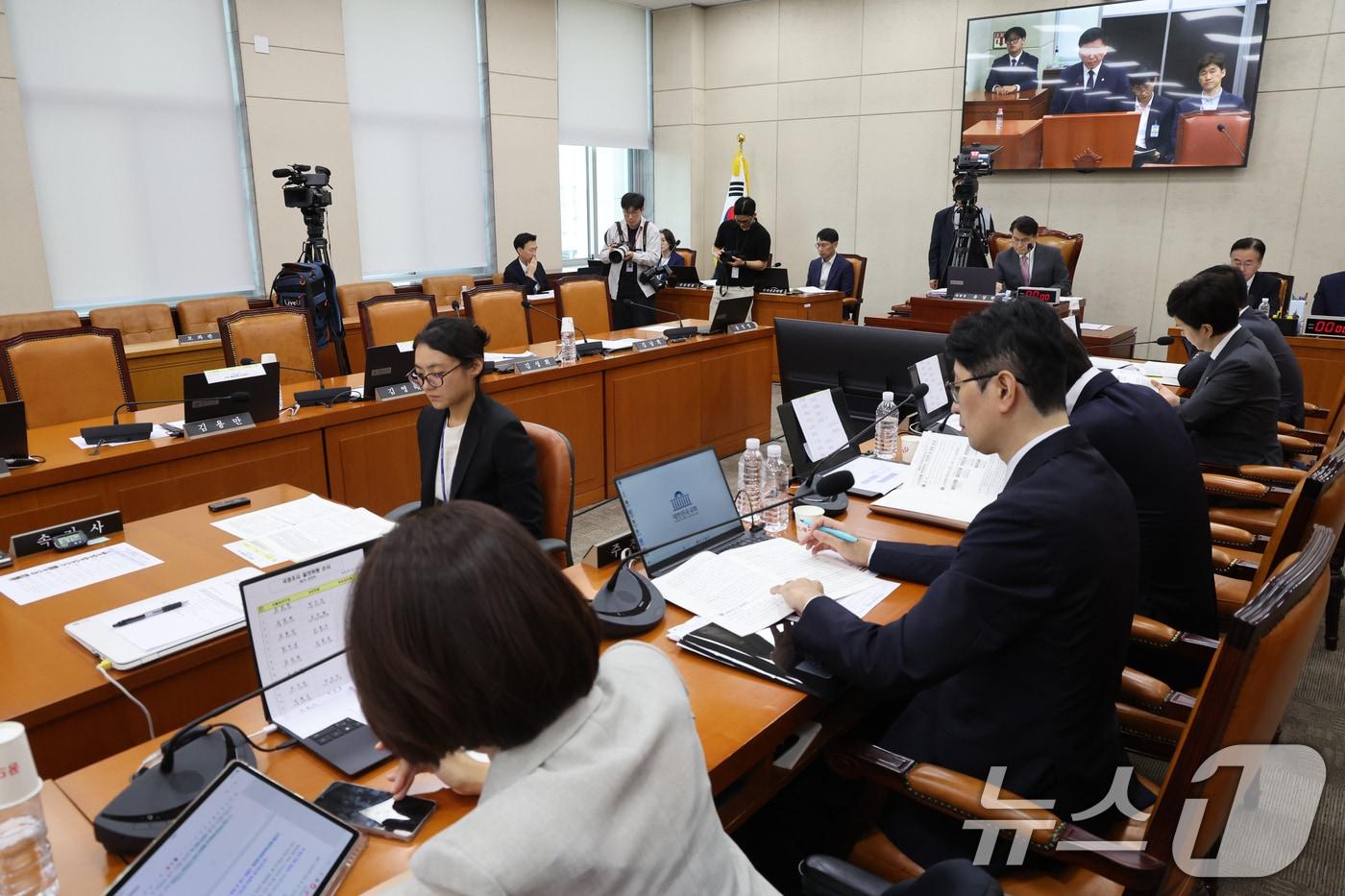 본문 이미지 - 10일 오후 서울 여의도 국회에서 열린 제9회 전국동시 지방선거 투표용지 부족사태 등 국민참정권 침해 진상규명 및 선거관리 개혁을 위한 국정조사특별위원회 제3차 청문회에 더불어민주당 의원들이 불참해 자리가 비어있다. 2026.8.10 ⓒ 뉴스1 황기선 기자