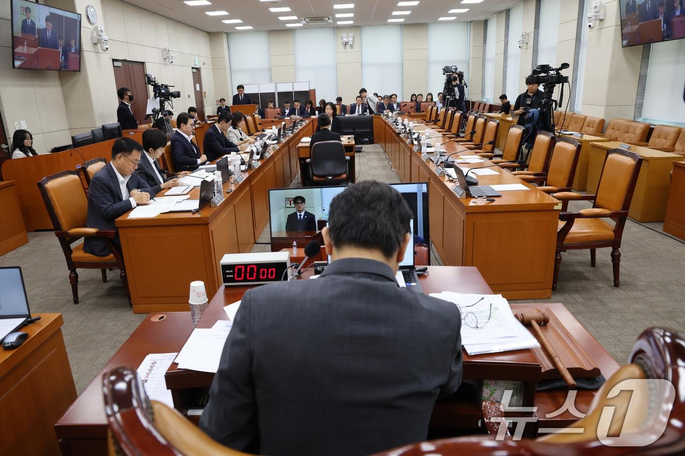 본문 이미지 - 10일 오후 서울 여의도 국회에서 열린 제9회 전국동시 지방선거 투표용지 부족사태 등 국민참정권 침해 진상규명 및 선거관리 개혁을 위한 국정조사특별위원회 제3차 청문회에 더불어민주당 의원들이 불참해 자리가 비어있다. 이날 더불어민주당은 서울 송파구 올림픽공원 개표소 투표지 재검표 일정을 두고 반발, 청문회 속개 후 불참했다. 2026.8.10 ⓒ 뉴스1 황기선 기자