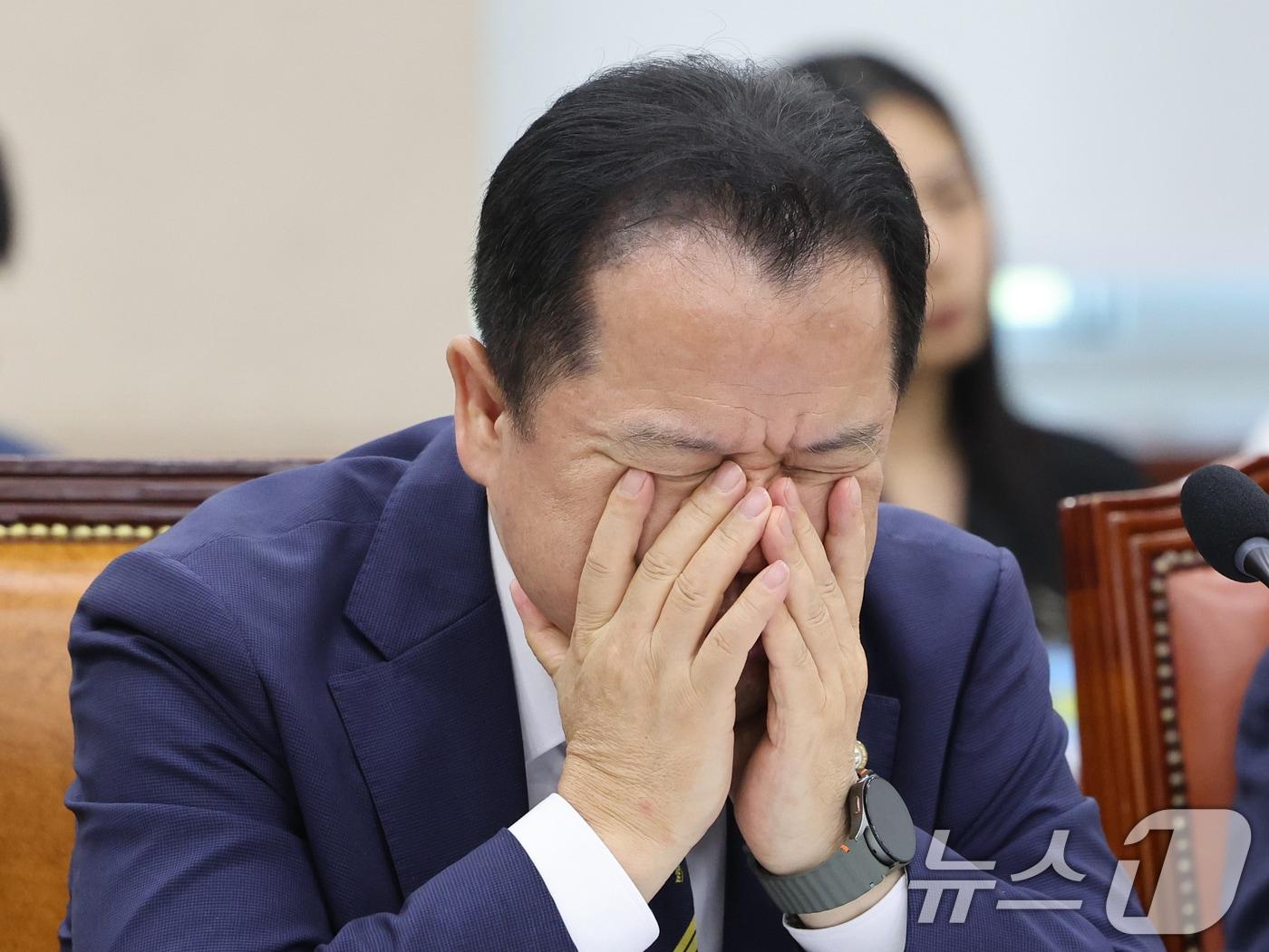 본문 이미지 - 위철환 선관위원장 직무대행이 지난 10일 오후 서울 여의도 국회에서 열린 제9회 전국동시 지방선거 투표용지 부족사태 등 국민참정권 침해 진상규명 및 선거관리 개혁을 위한 국정조사특별위원회 제3차 청문회에서 생각에 잠겨 있다. 2026.8.10 ⓒ 뉴스1 황기선 기자