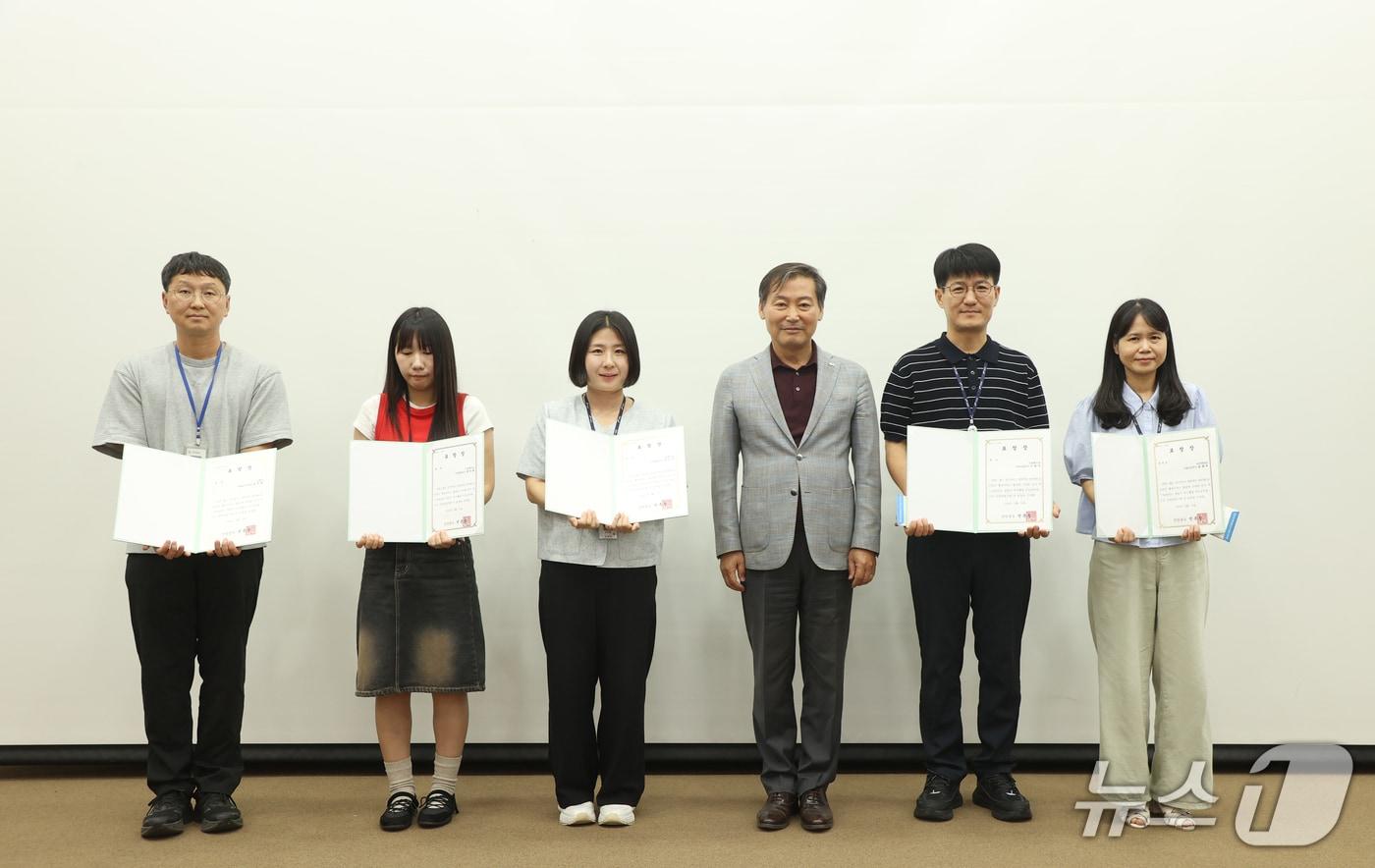 본문 이미지 - 10일 전북 진안군이 적극 행정 우수공무원을 선발해 시상하고 있다.(진안군제공, 재판매 및 DB금지)