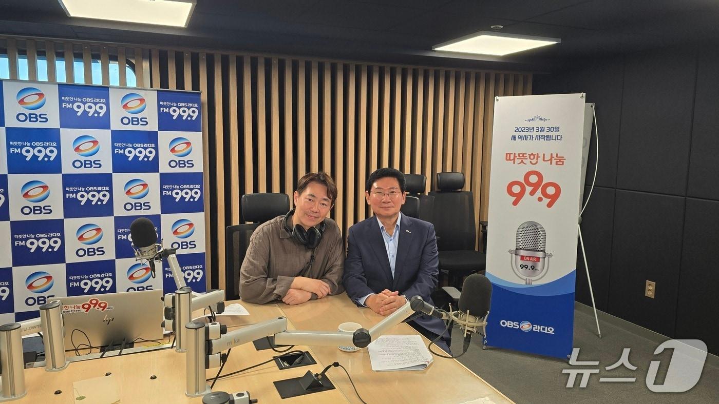 본문 이미지 - 10일 OBS 라디오에 출연한 이상일 용인시장.(오른쪽)(용인시 제공)