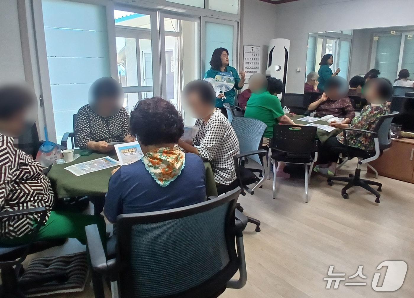 본문 이미지 - 창녕군 공무원들이 지역 경로당을 방문해 폭염 예방 수칙을 홍보하고 있다.(창녕군 제공. 재판매 및 DB금지)