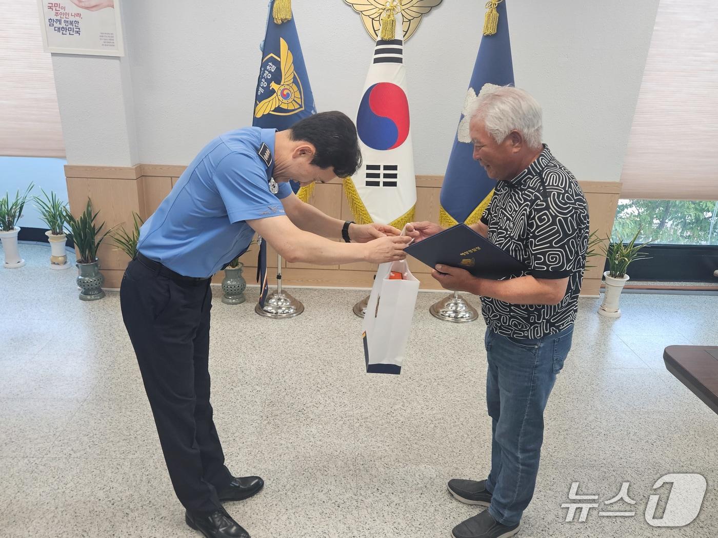본문 이미지 - 10일 오후 고성군 남방파제 인근 해상에서 표류 중이던 키르기스스탄 국적 20대 여성을 구조한 정명수 선장(사진 오른쪽)에게 신경진 속초해양경찰서장이 당일 감사장을 전달하고 있다.(속초해경 제공, 재판매 및 DB 금지) 2026.8.10/뉴스1