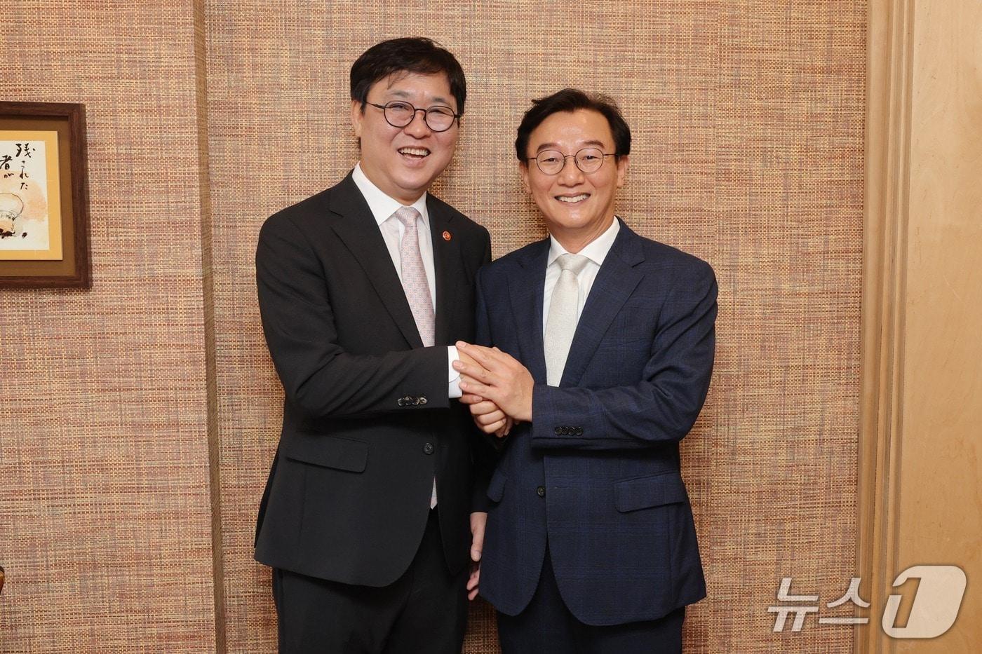 본문 이미지 - 전재수 부산시장(오른쪽)과 최휘영 문화체육관광부 장관이 부산 해운대구의 한 식당에서 만나 인사하고 있다. (부산시 제공. 재판매 및 DB금지)