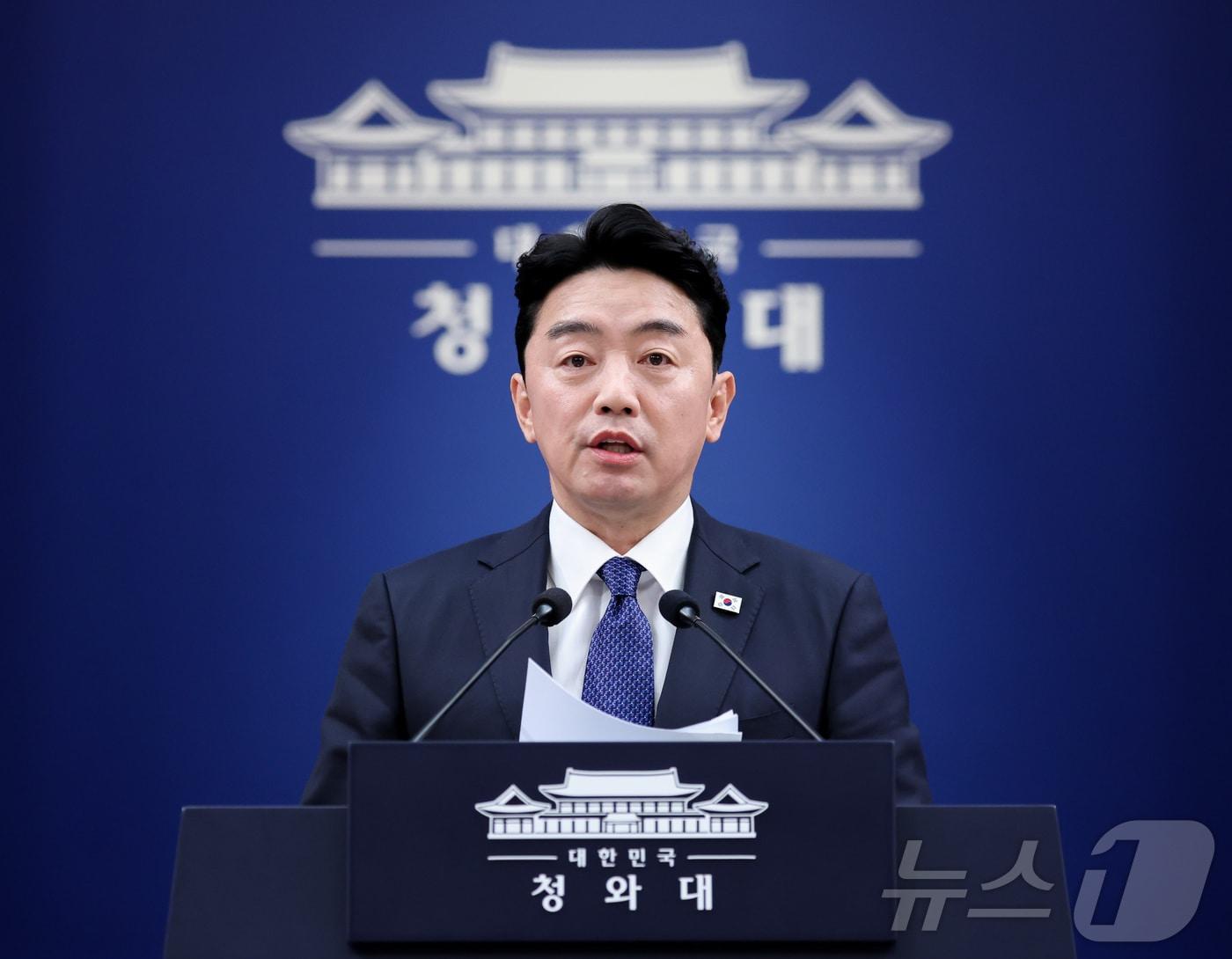본문 이미지 - 강훈식 비서실장이 10일 청와대 춘추관에서 메가프로젝트 민관합동 점검회의 결과 관련 브리핑을 하고 있다. (청와대통신사진기자단) 2026.8.10 ⓒ 뉴스1 허경 기자