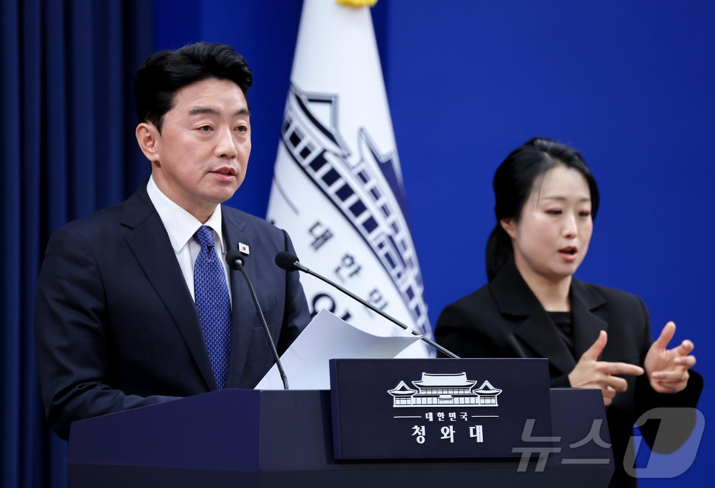 본문 이미지 - 강훈식 비서실장이 10일 청와대 춘추관에서 메가프로젝트 민관합동 점검회의 결과 관련 브리핑을 하고 있다. (청와대통신사진기자단) 2026.8.10 ⓒ 뉴스1 허경 기자