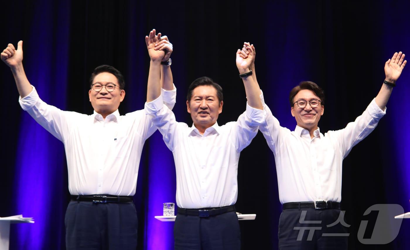본문 이미지 - 전남광주통합특별시 서구 KBC 광주방송에서 10일 열린 더불어민주당 당대표 후보 TV 토론회에서 송영길·정청래·김민석 후보가 기념촬영을 하고 있다. 2026.8.10 ⓒ 뉴스1 안재영 기자