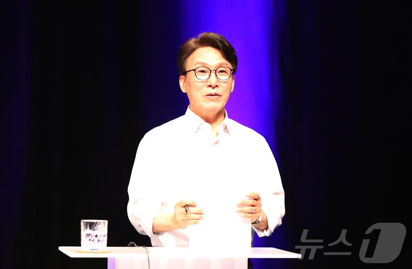 본문 이미지 - 전남광주통합특별시 서구 KBC 광주방송에서 10일 열린 더불어민주당 당대표 후보 TV 토론회에서 김민석 후보가 발언하고 있다. 2026.8.10 ⓒ 뉴스1 안재영 기자