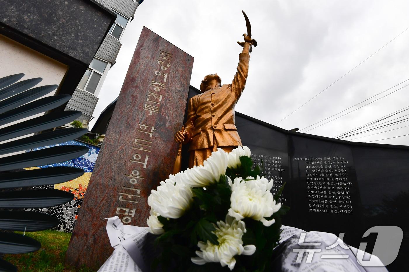 본문 이미지 - 11일 오전 경북 포항시 북구 학산동 학도의용군 6·25전전비 앞에 국화꽃이 놓여있다. 2026.8.11 ⓒ 뉴스1 최창호 기자