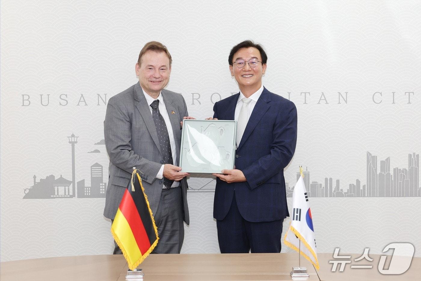 본문 이미지 - 전재수 부산시장과 게오르크 빌프리드 슈미트 주한독일대사가 지난 부산시청 국제의전실에서 기념촬영을 하고 있다. (부산시 제공. 재판매 및 DB금지)