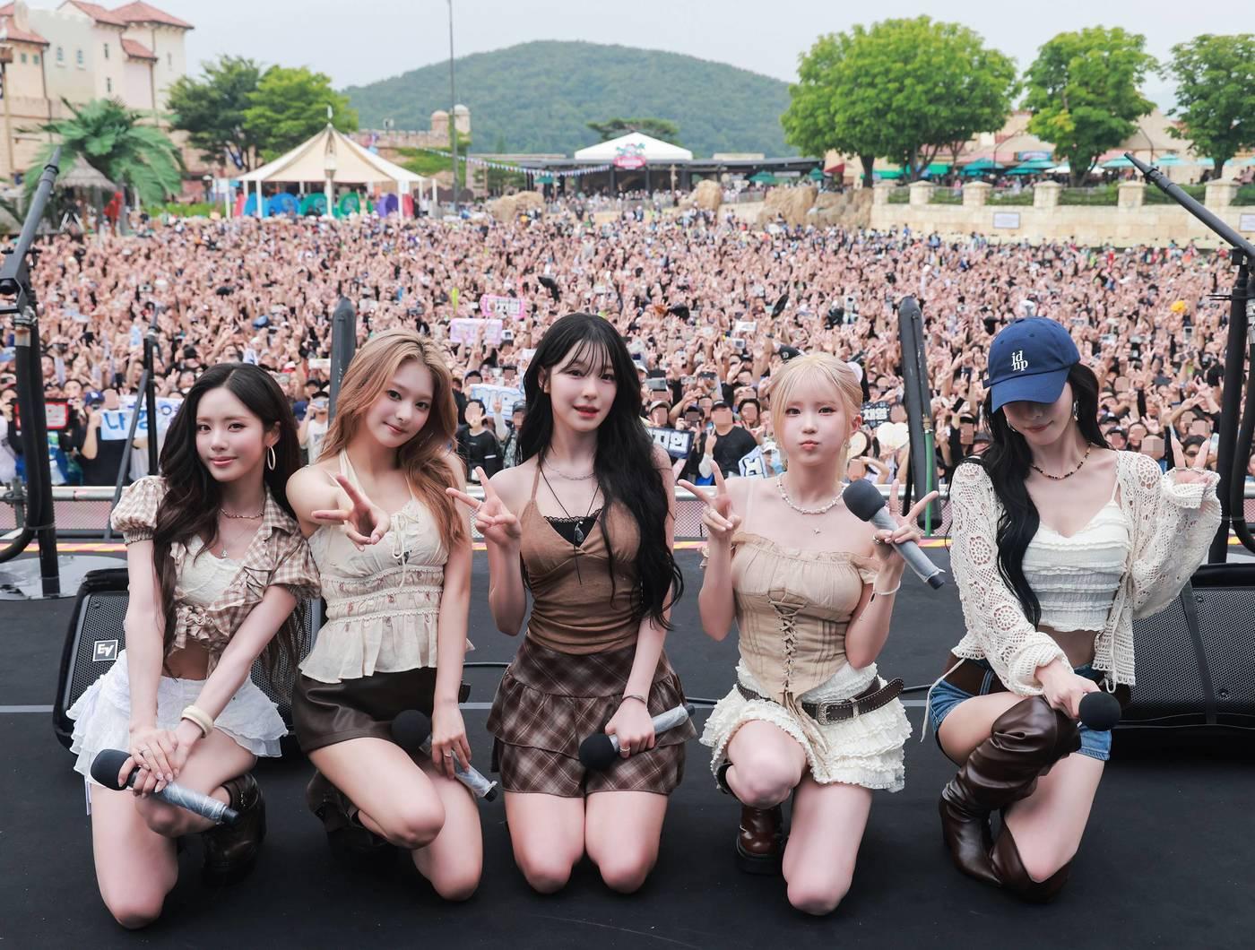 본문 이미지 - 캐리비안 베이 '워터 뮤직 풀파티'에서 펼쳐진 '프로미스나인'의 스페셜 공연 현장(에버랜드 제공)