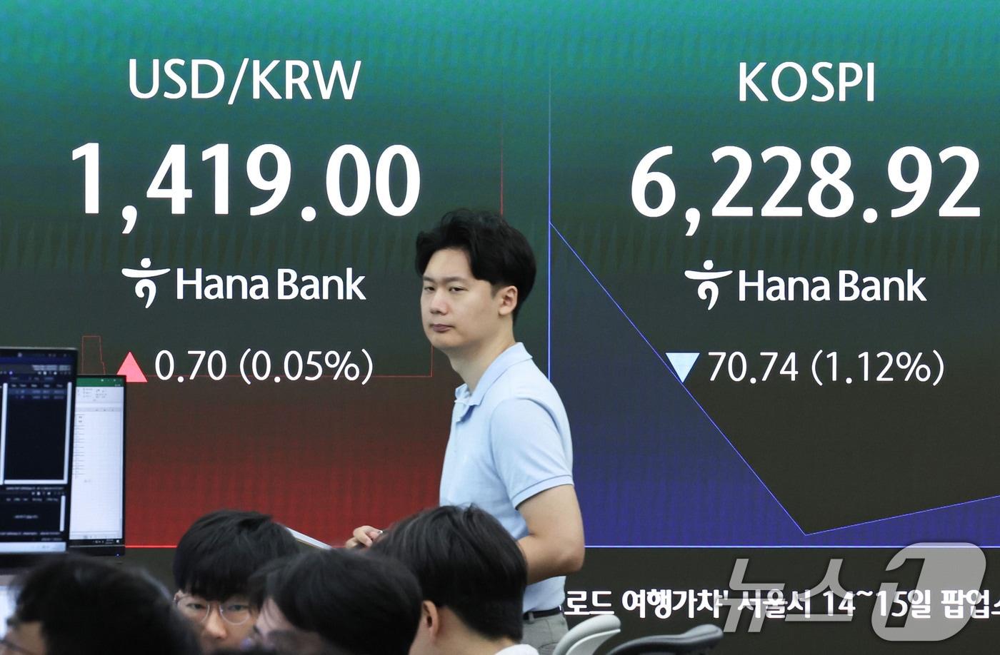 본문 이미지 - 11일 오전 서울 중구 하나은행 딜링룸 전광판에 코스피 지수 등 시황이 표시되고 있다. 2026.8.11 ⓒ 뉴스1 이종수 기자
