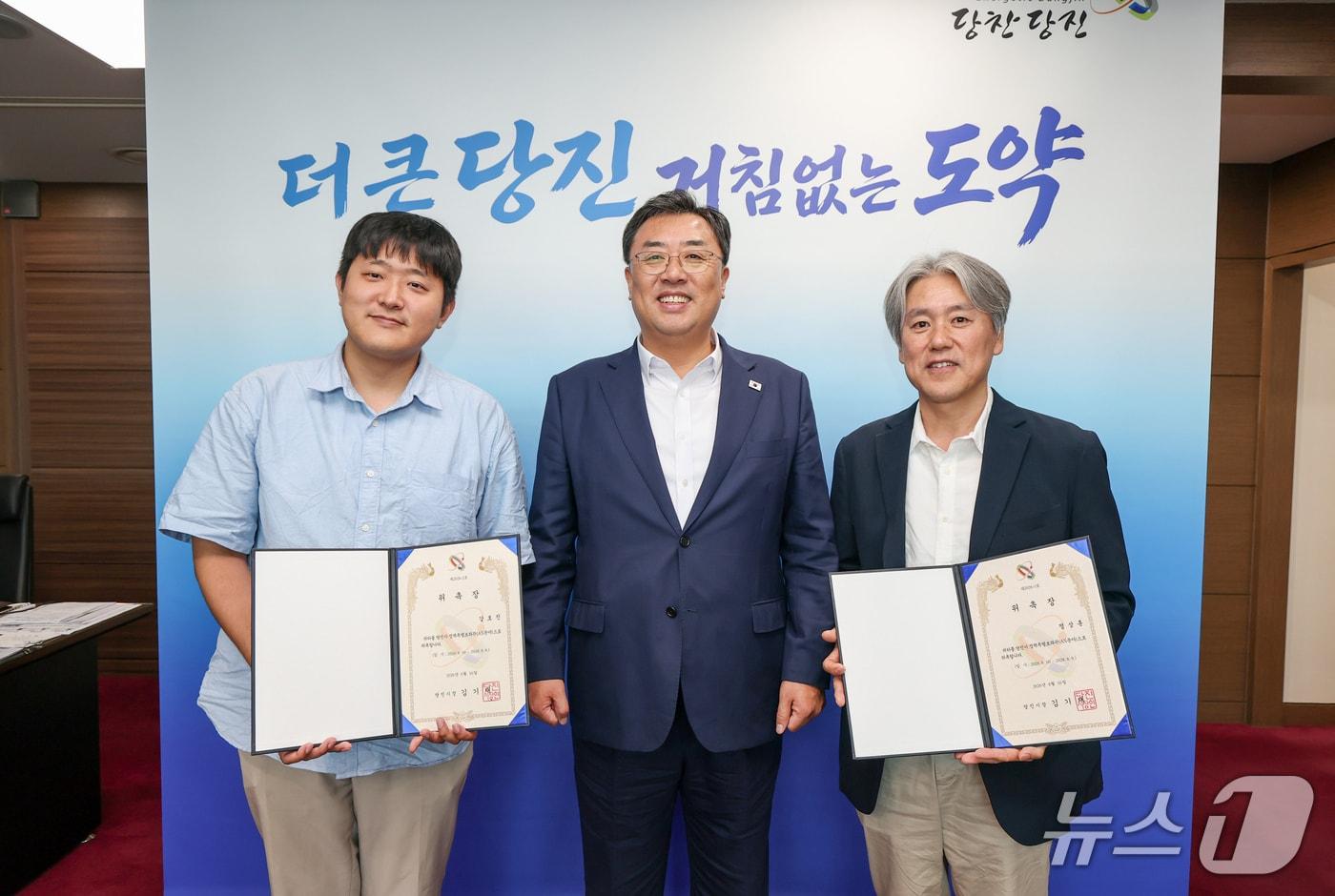 본문 이미지 - 김기재 당진시장(가운데)은 지난 10일 당진시청 시장실에서 ‘AX(인공지능 전환) 선도도시’ 구현을 위한 AX 분야 강호진 정책특별보좌관(맨 왼쪽)과 정상훈 정책특별보좌관을 위촉했다.(당진시 제공. 재판매 및 DB금지)/뉴스1