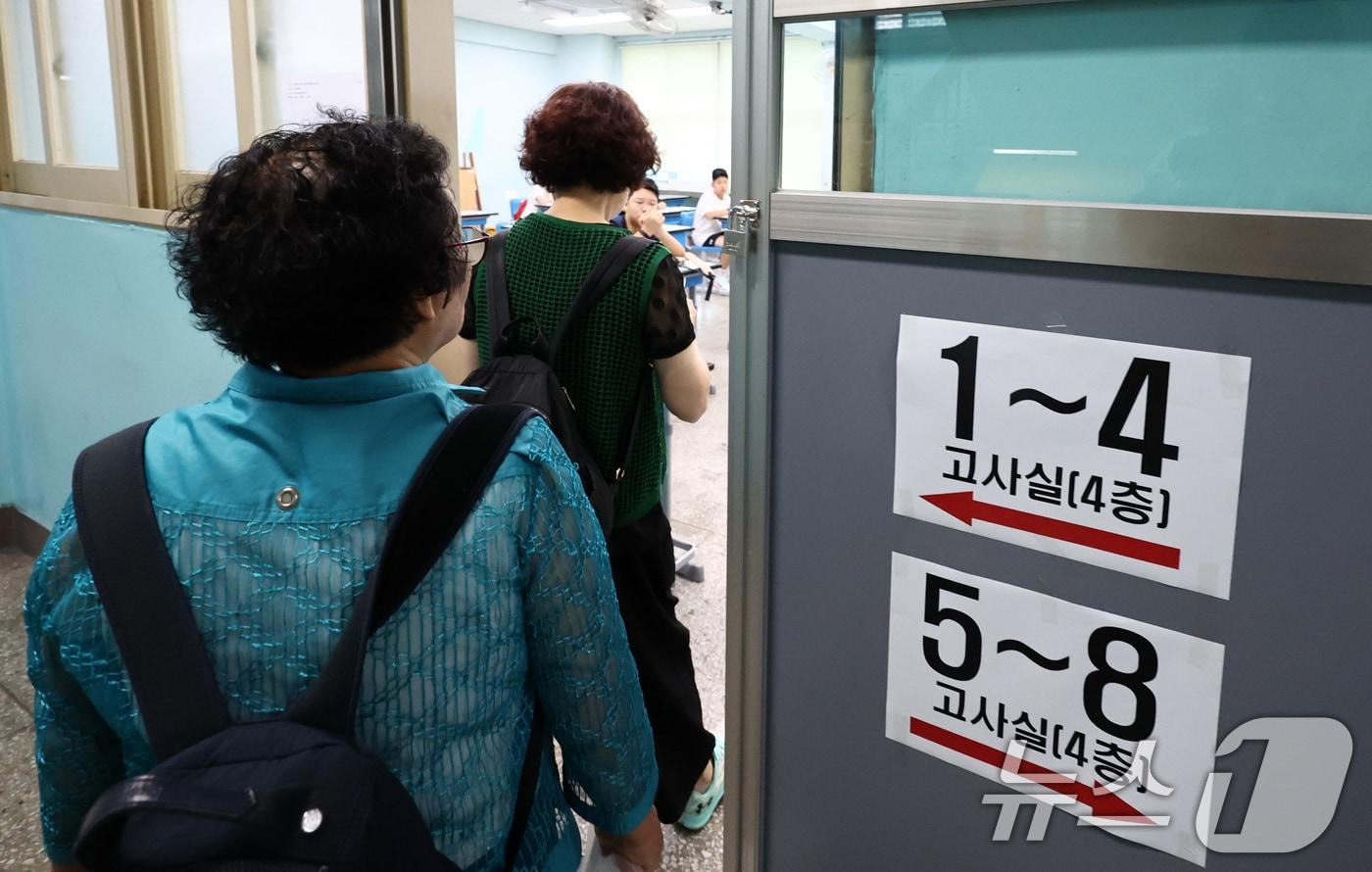 본문 이미지 - 지난 11일 오전 서울 용산구 선린중학교에 마련된 2025년도 제2회 초등학교 졸업학력 검정고시 고사장에서 수험생들이 고사장으로 향하고 있다. 2026.8.11 ⓒ 뉴스1 최지환 기자