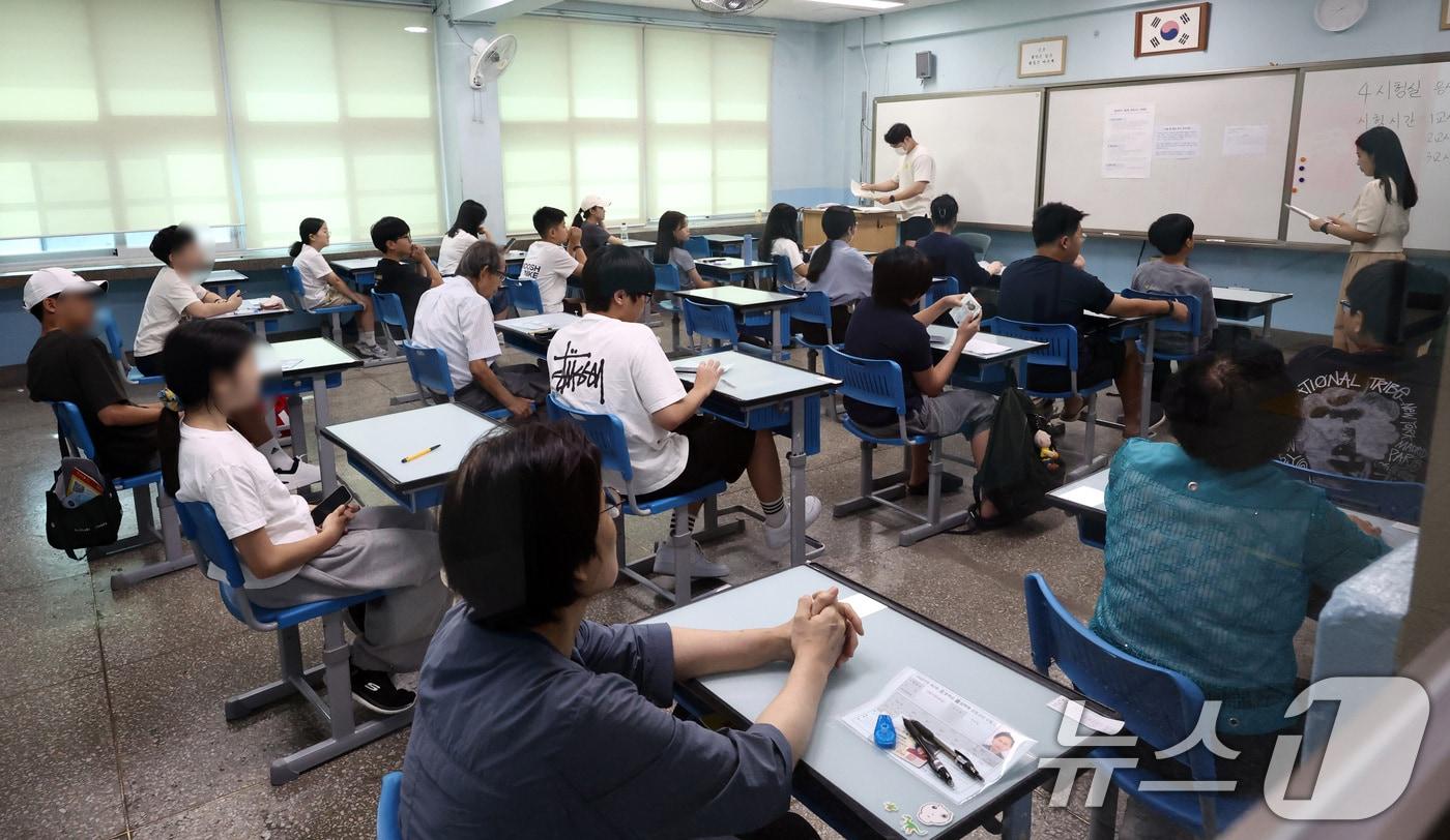 본문 이미지 - 11일 오전 서울 용산구 선린중학교에 마련된 2025년도 제2회 초등학교 졸업학력 검정고시 고사장에서 수험생들이 시험 시작을 기다리고 있다. 2026.8.11 ⓒ 뉴스1 최지환 기자