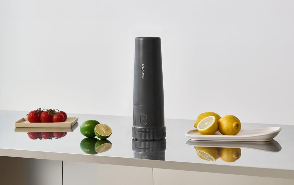 본문 이미지 -  쿠쿠가 텀블러형 무선 휴대용 블렌더 '미니몬'을 출시했다. (쿠쿠 제공)