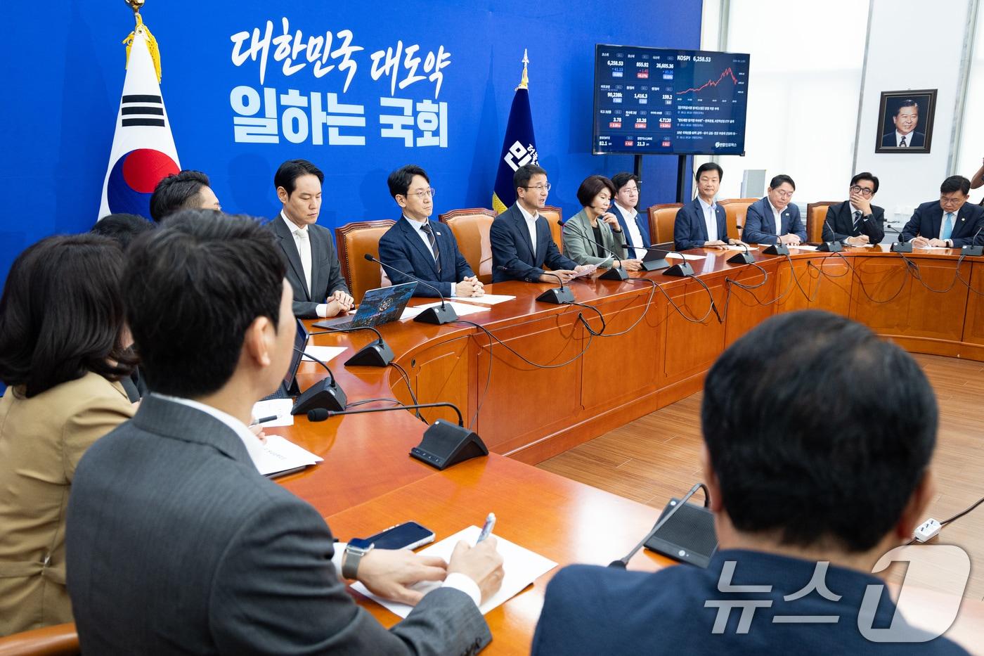 본문 이미지 - 한병도 더불어민주당 당대표 직무대행 겸 원내대표가 11일 서울 여의도 국회에서 열린 원내대책회의에서 모두 발언을 하고 있다. 2026.8.11 ⓒ 뉴스1 유승관 기자