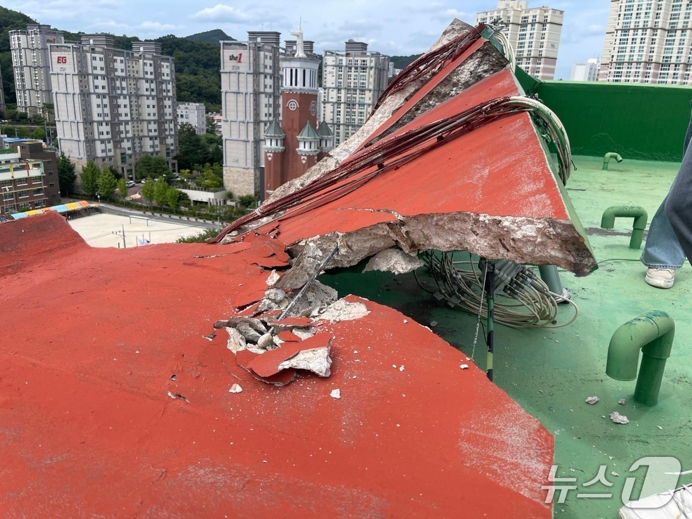 본문 이미지 - 지난 9일 오전 2시 24분쯤 전남광주 남구 봉선동의 노후 아파트 옥상 난간이 무너져 당국이 조치를 취하고 있다.(독자 제공. 재판매 및 DB 금지)