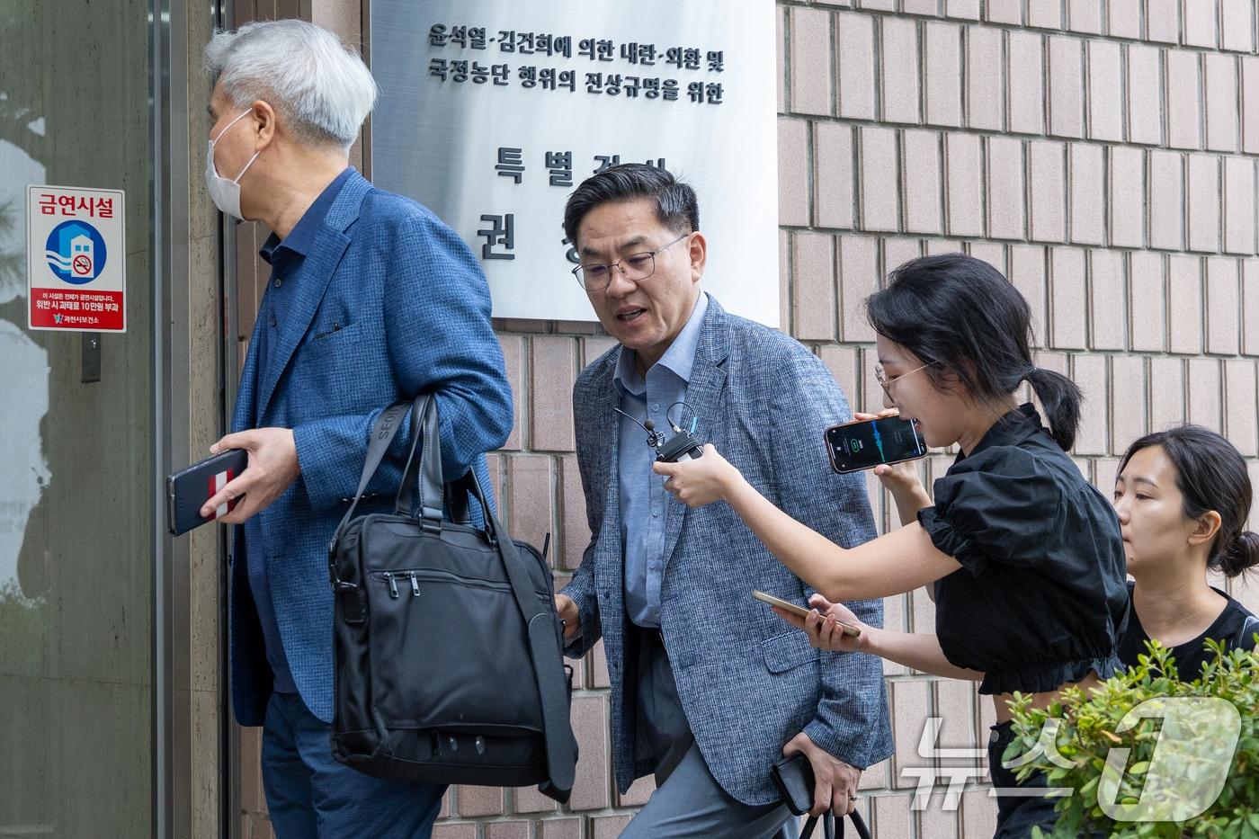 본문 이미지 - 이진우 전 수도방위사령부 사령관이 11일 오전 경기 과천시 2차 종합특검팀 사무실에서 수방사 내 대테러 조직으로 알려진 '수호신 TF'(태스크포스)와 관련, 직권남용권리행사방해 혐의 피의자 조사를 받기 위해 이동하고 있다. 2026.8.11 ⓒ 뉴스1 안은나 기자