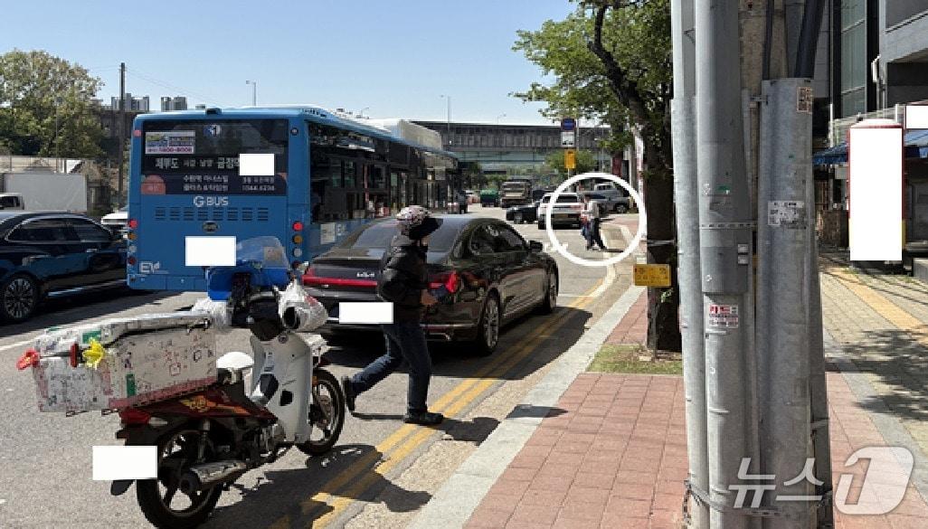 본문 이미지 - 군포 대야미삼거리 버스정류소에 도착한 버스가 불법 주·정차 차량으로 인해 차로에 정차해 승객을 태우고 있다.(경기도 제공. 재판매 및 DB금지)
