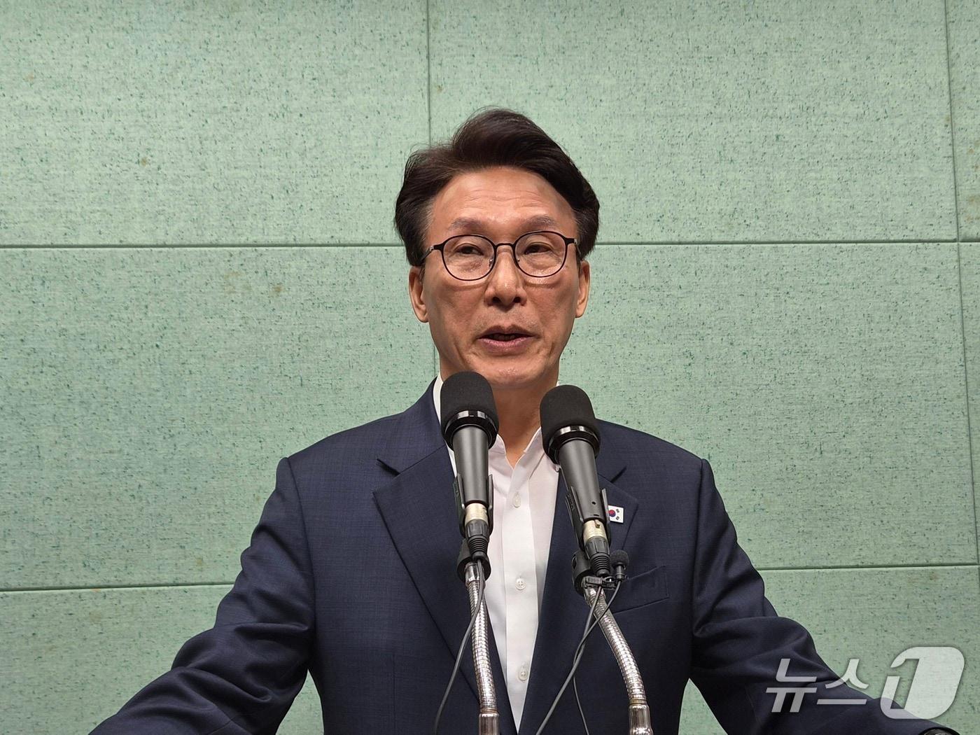 본문 이미지 - 11일 김민석 더불어민주당 대표 후보가 전북도의회 브리핑룸에서 기자회견을 갖고 있다.2026.8.11/뉴스1
