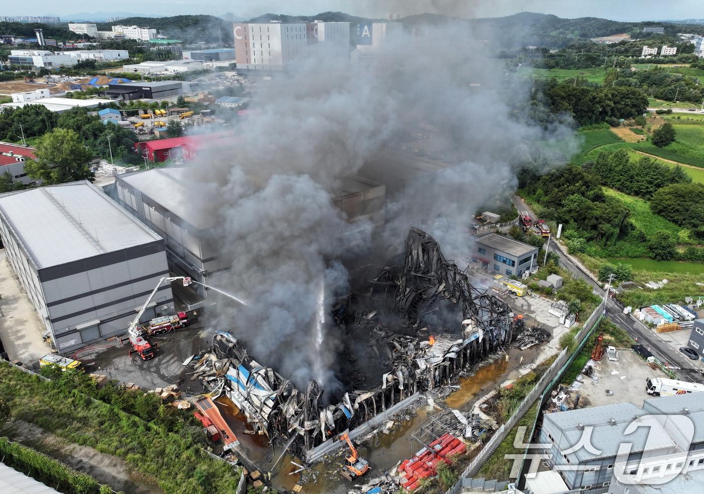 본문 이미지 - 11일 경기 평택시 청북읍 토진리의 한 위험물질 보관창고에서 화재가 발생해 출동한 소방대원들이 진화작업을 하고 있다. 2026.8.11 ⓒ 뉴스1 구윤성 기자