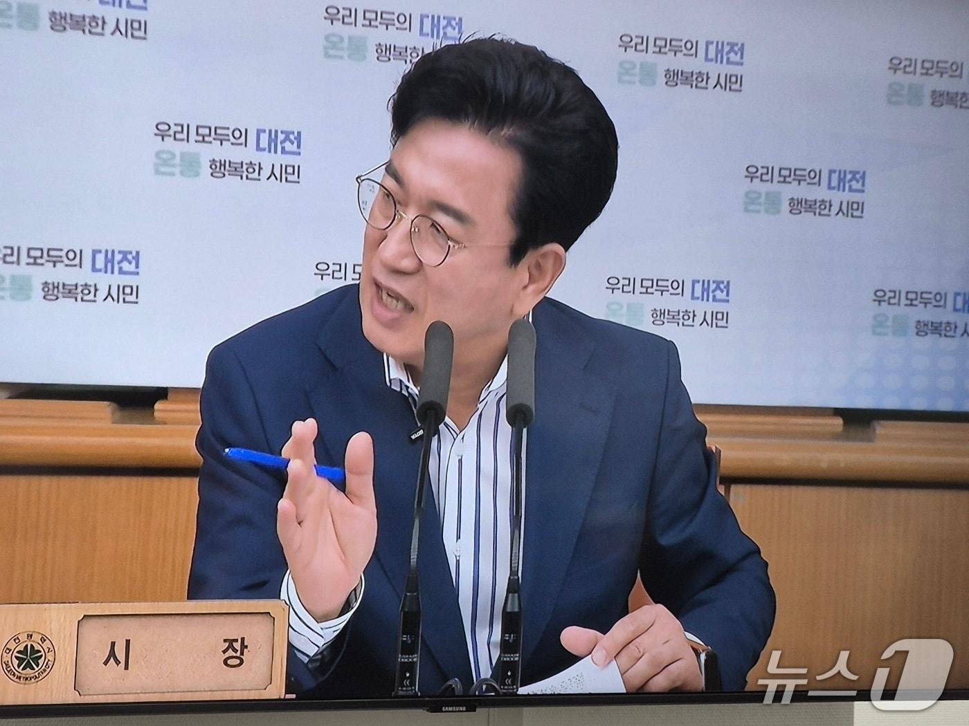 본문 이미지 - 허태정 대전시장이 11일 오전 확대간부회의를 주재하고 있다. (박종명 기자) / 뉴스1