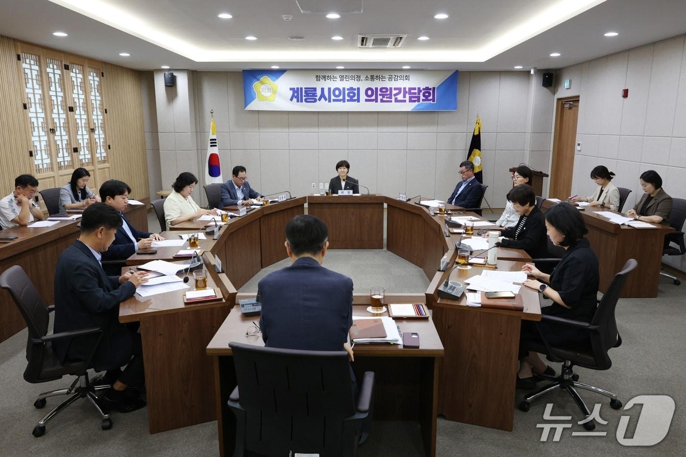 본문 이미지 - 계룡시의회는 11일 의회 다목적회의실에서 의원과 부서장이 참석한 가운데 2026년도 제5차 의원간담회를 개최했다.(계룡시의회 제공.재판매 및 DB금지)/뉴스1