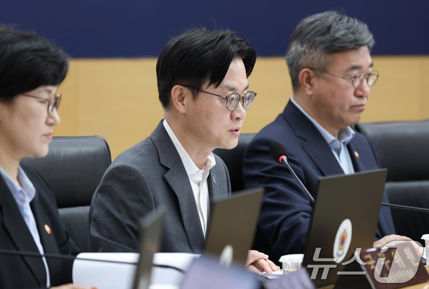 본문 이미지 - 김정관 산업통상부 장관이 11일 정부세종청사에서 열린 국무회의에서 보고하고 있다. (청와대통신사진기자단) 2026.8.11 ⓒ 뉴스1 허경 기자