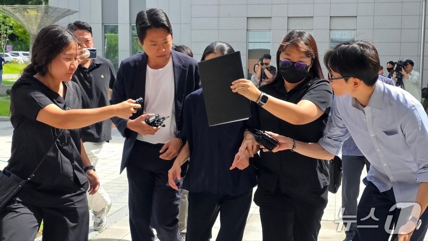 본문 이미지 - 자신의 외손자를 학대해 숨지게 한 혐의를 받고 있는 외할머니가 영장실질심사에 출석하고 있다. 2026.10.11. ⓒ 뉴스1 이시우 기자