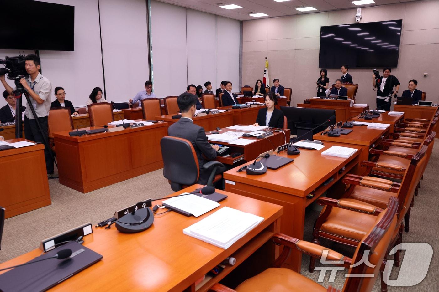 본문 이미지 - 윤준병 소위원장이 11일 오전 서울 여의도 국회에서 열린 농림축산식품해양수산위원회 농림축산식품법안심사소위원회에서 발언을 하고 있다. 2026.8.11 ⓒ 뉴스1 황기선 기자