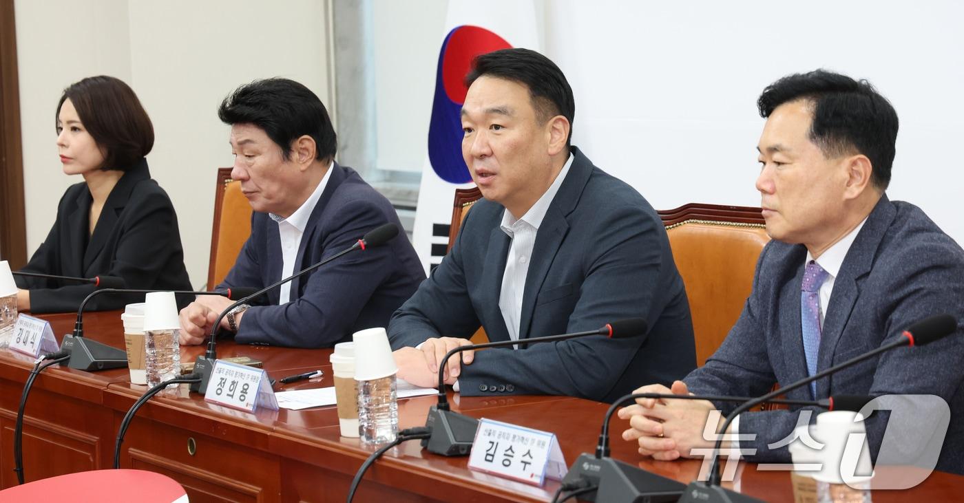 본문 이미지 - 정희용 선출직 공직자 평가혁신 TF 위원장이 11일 오전 서울 여의도 국회에서 열린 '선출직 공직자 평가혁신 TF 2차 회의'에서 인사말을 하고 있다. 2026.8.11 ⓒ 뉴스1 황기선 기자