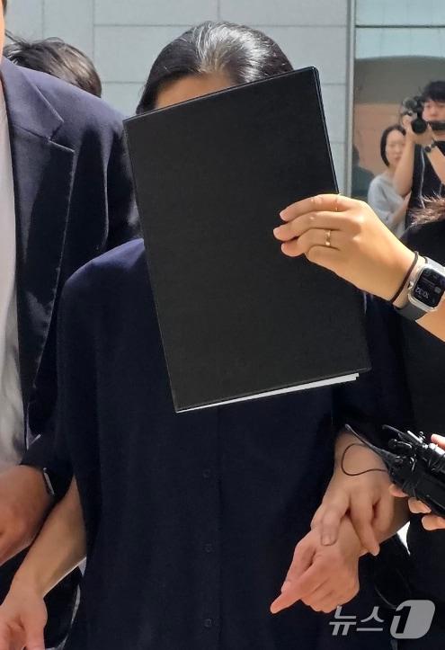 본문 이미지 - 지난달 11일 자신의 외손자를 학대해 숨지게 한 혐의를 받고 있는 외할머니 A씨가 구속영장 실질심사를 받기 위해 천안시 대전지법 천안지원으로 들어가고 있다. 2026.8.11 ⓒ 뉴스1 이시우 기자