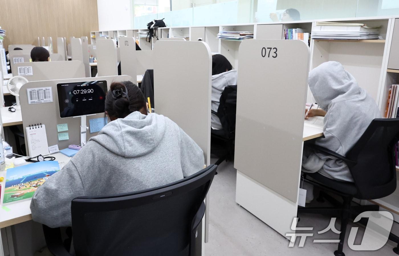 본문 이미지 - 2027학년도 대학수학능력시험이 100일 앞으로 다가온 11일 오전 서울 강남구 이투스247학원 대치점에서 수험생들이 공부에 집중하고 있다. 2026.8.11 ⓒ 뉴스1 최지환 기자