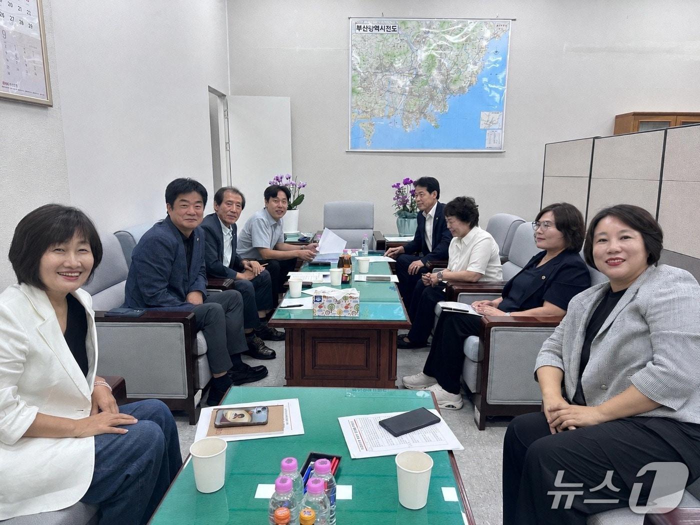 본문 이미지 - 부산시의회 의원연구단체 '부산역' 참여 의원들이 지난 10일 시의회 회의실에서 사전 간담회를 가진 뒤 기념촬영을 하고 있다.(부산시의회 제공. 재판매 및 DB금지)