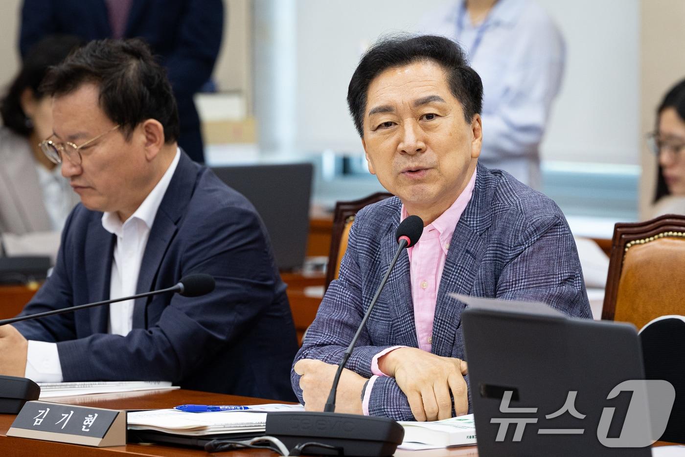 본문 이미지 - 김기현 국민의힘 의원이 11일 서울 여의도 국회에서 열린 제438회 국회(임시회) 기후에너지환경노동위원회 제1차 전체회의에서 인사말을 하고 있다. 2026.8.11 ⓒ 뉴스1 유승관 기자