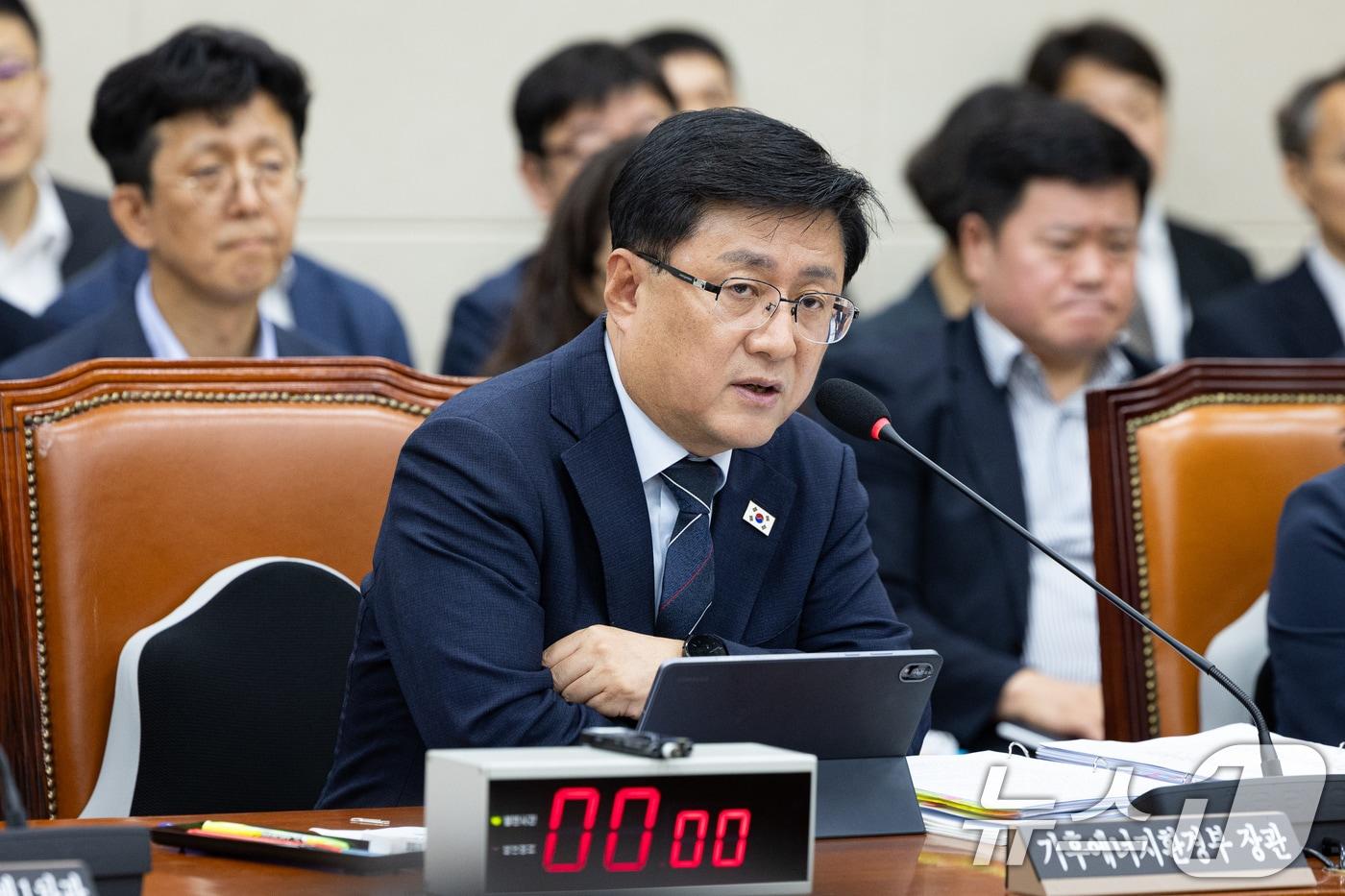 본문 이미지 - 김성환 기후에너지환경부 장관이 지난 11일 서울 여의도 국회에서 열린 제438회 국회(임시회) 기후에너지환경노동위원회 제1차 전체회의에서 김정호 위원장 질의에 답하고 있다. 2026.8.11 ⓒ 뉴스1 유승관 기자