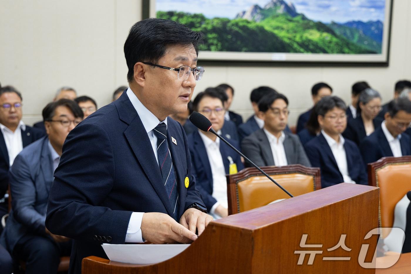 본문 이미지 - 김성환 기후에너지환경부 장관이 11일 서울 여의도 국회에서 열린 제438회 국회(임시회) 기후에너지환경노동위원회 제1차 전체회의에서 업무보고를 하고 있다. 2026.8.11 ⓒ 뉴스1 유승관 기자