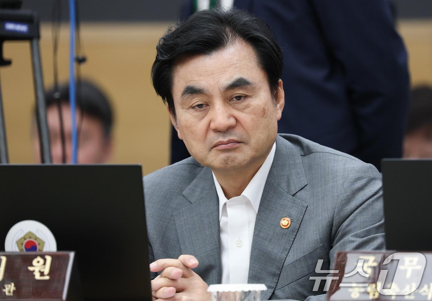 본문 이미지 - 안규백 국방부 장관이 11일 정부세종청사에서 열린 국무회의에 참석해 영상자료를 시청하고 있다. (청와대통신사진기자단) 2026.8.11 ⓒ 뉴스1 허경 기자