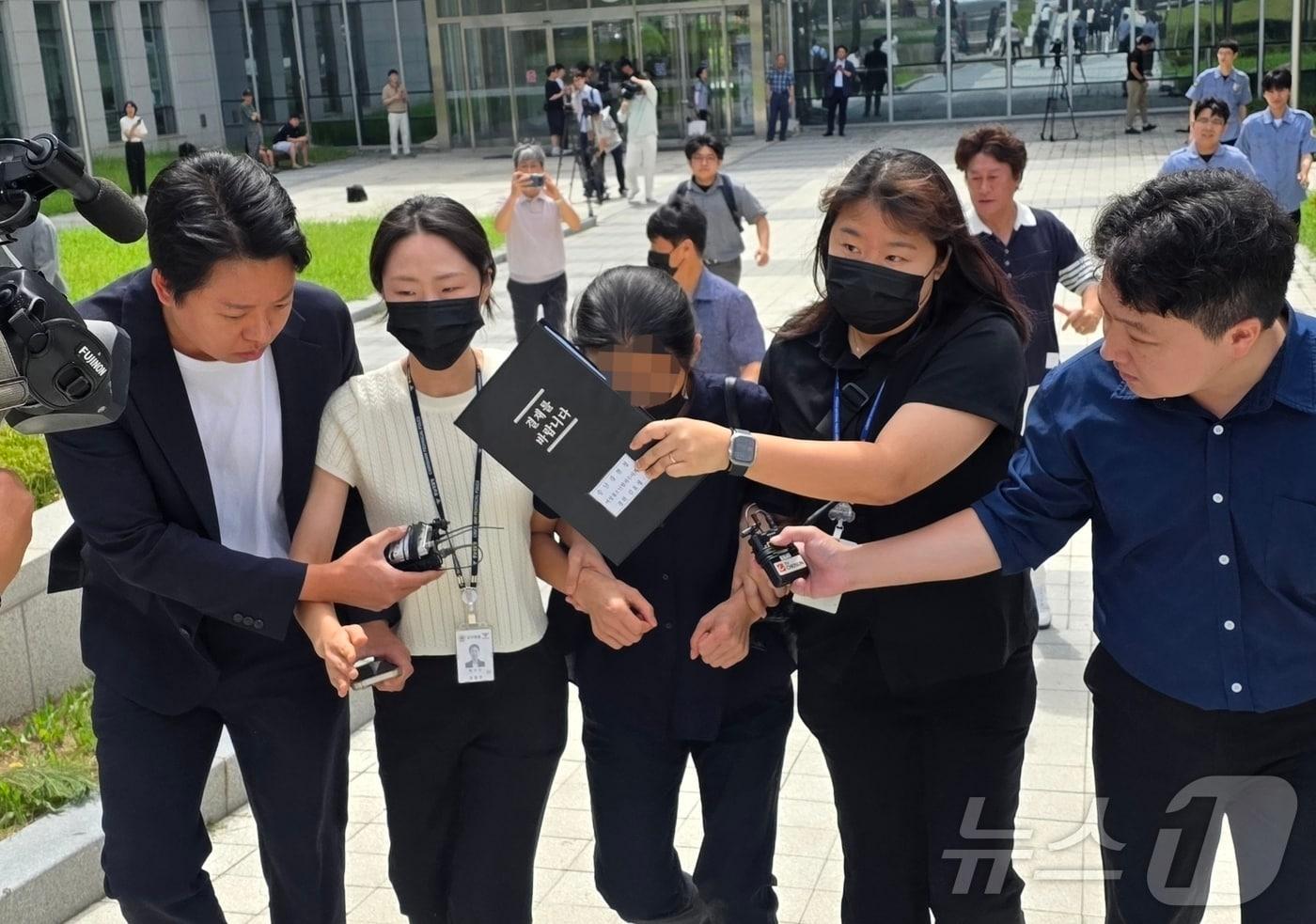 본문 이미지 - 11일 자신의 외손자를 학대해 숨지게 한 혐의를 받고 있는 외할머니 A씨가 천안시 대전지법 천안지원에서 구속영장 실질심사를 마치고 나서고 있다. 2026.8.11 ⓒ 뉴스1 이시우 기자