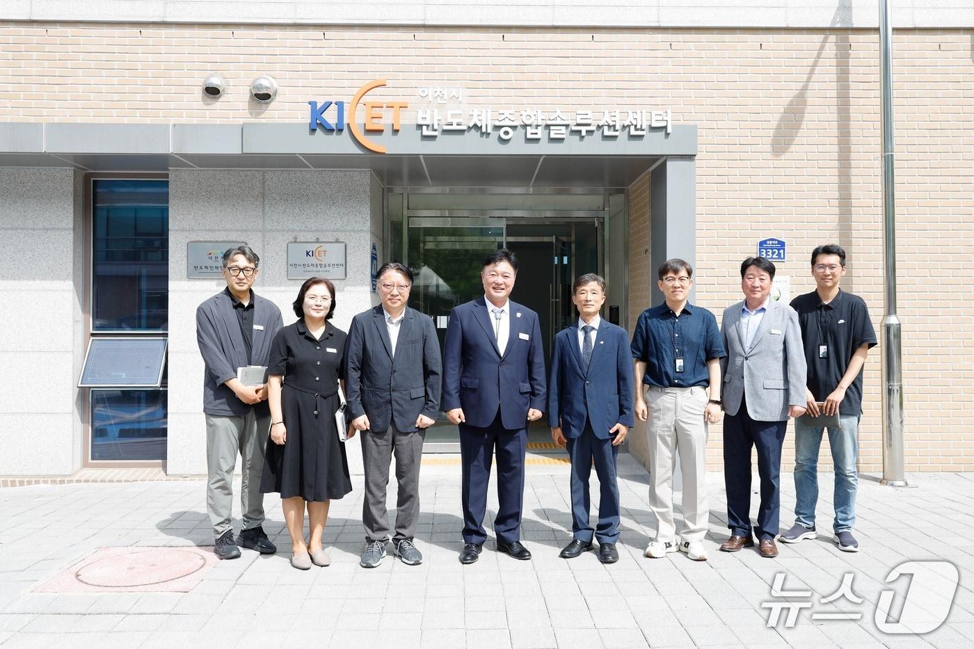 본문 이미지 - 성수석 이천시장(왼쪽 네번째)이 한국세라믹기술원 이천분원에서 관계자들과 기념촬영을 하고 있는 모습.(이천시 제공)