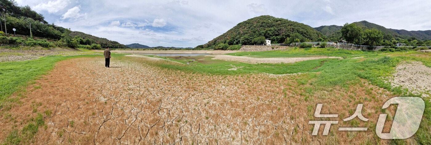 본문 이미지 - 경남 밀양에 폭염·가뭄이 장기화되고 있는 11일 밀양시 초동면 봉황리 와지저수지 바닥이 메마른 채 갈라져 있다. 2026.8.11 ⓒ 뉴스1 윤일지 기자