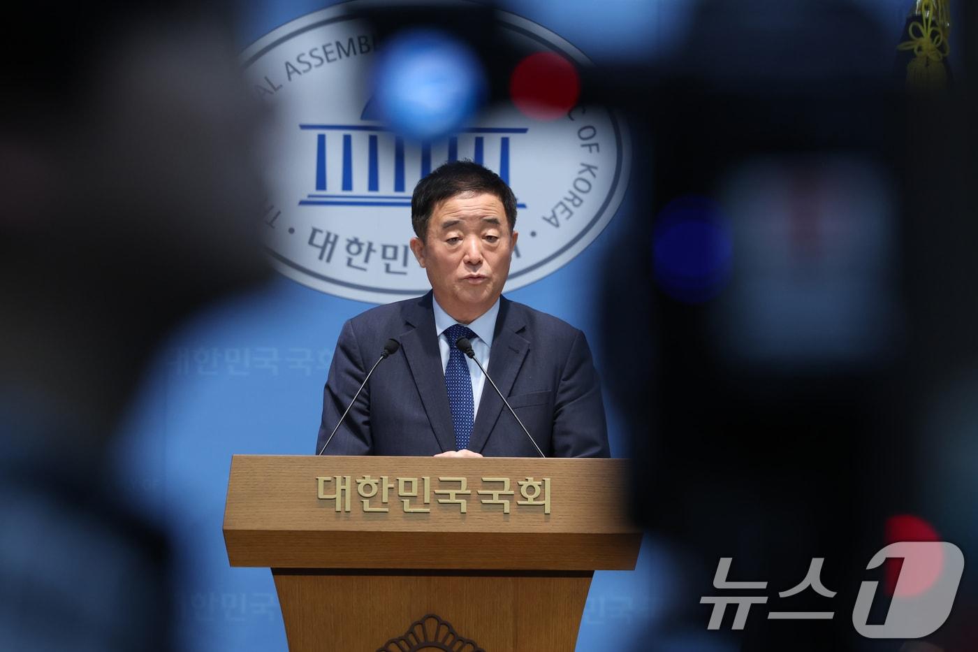 본문 이미지 - 강득구 더불어민주당 최고위원이 11일 오전 서울 여의도 국회에서 현안관련 기자회견을 하고 있다. 이날 강 최고위원은 정청래 전 대표의 김관영 전북도지사 제명건과 조국혁신당 합당 추진과 관련해 책임을 촉구했다. ⓒ 뉴스1 황기선 기자