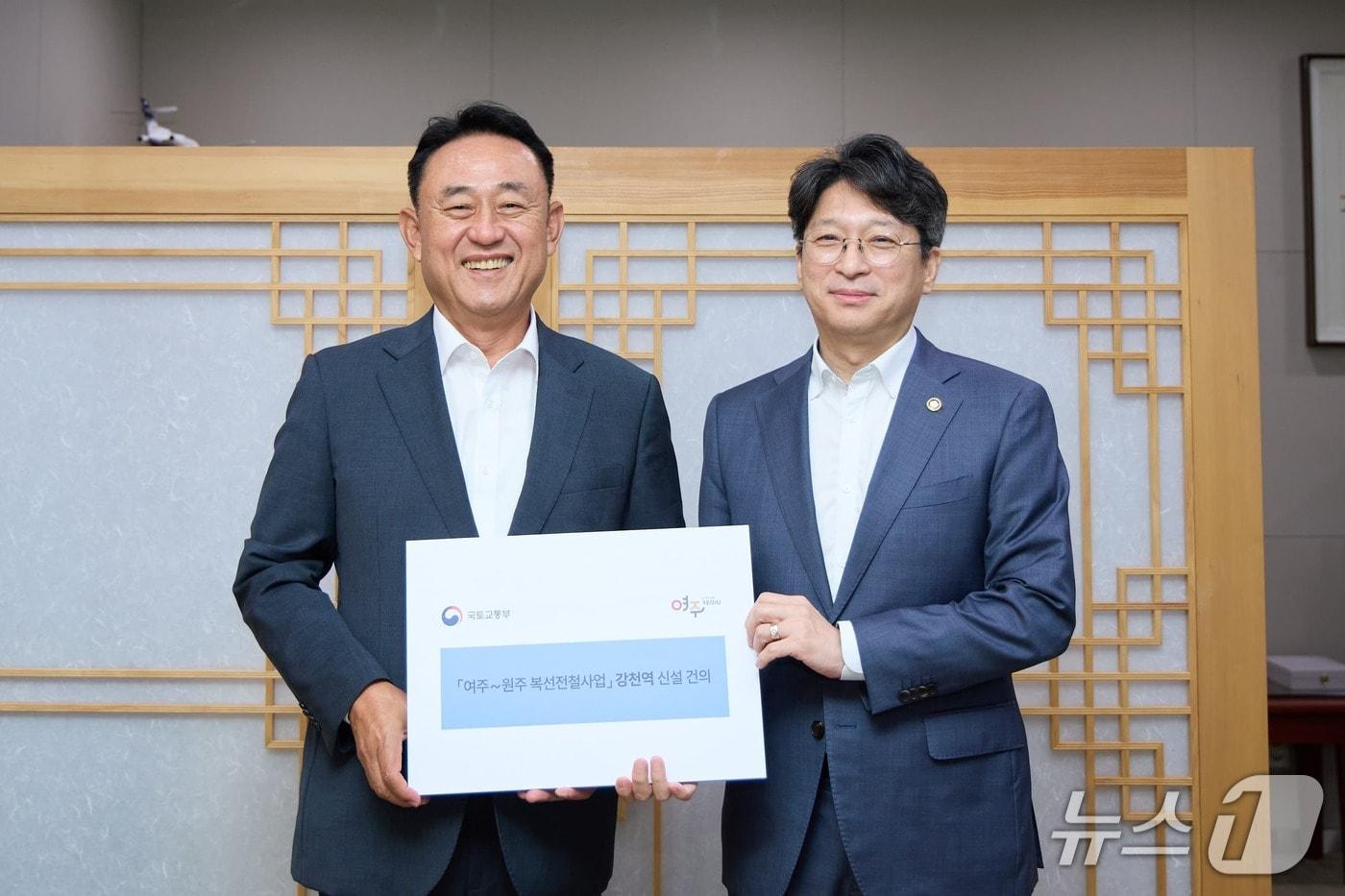 본문 이미지 -  이충우 경기 여주시장이 10일 홍지선 국토교통부 제2차관을 만나 경강선 여주~원주 복선전철 구간 내 강천역 신설 건의안을 전달하고 있다.(여주시 제공. 재판매 및 DB 금지)/뉴스1