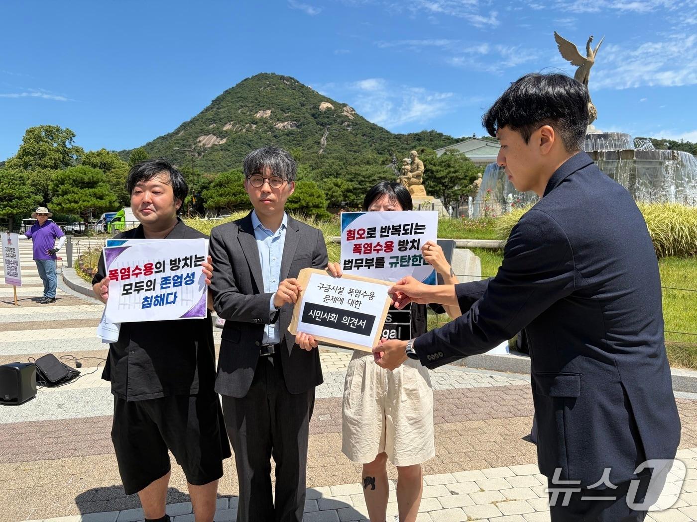 본문 이미지 - 50여개 시민단체들이 11일 오전 서울 종로구 청와대 사랑채에서 기자회견을 열고 교정시설의 폭염 수용을 비판하는 모습. 2026.8.11 ⓒ 뉴스1 한수민 수습기자