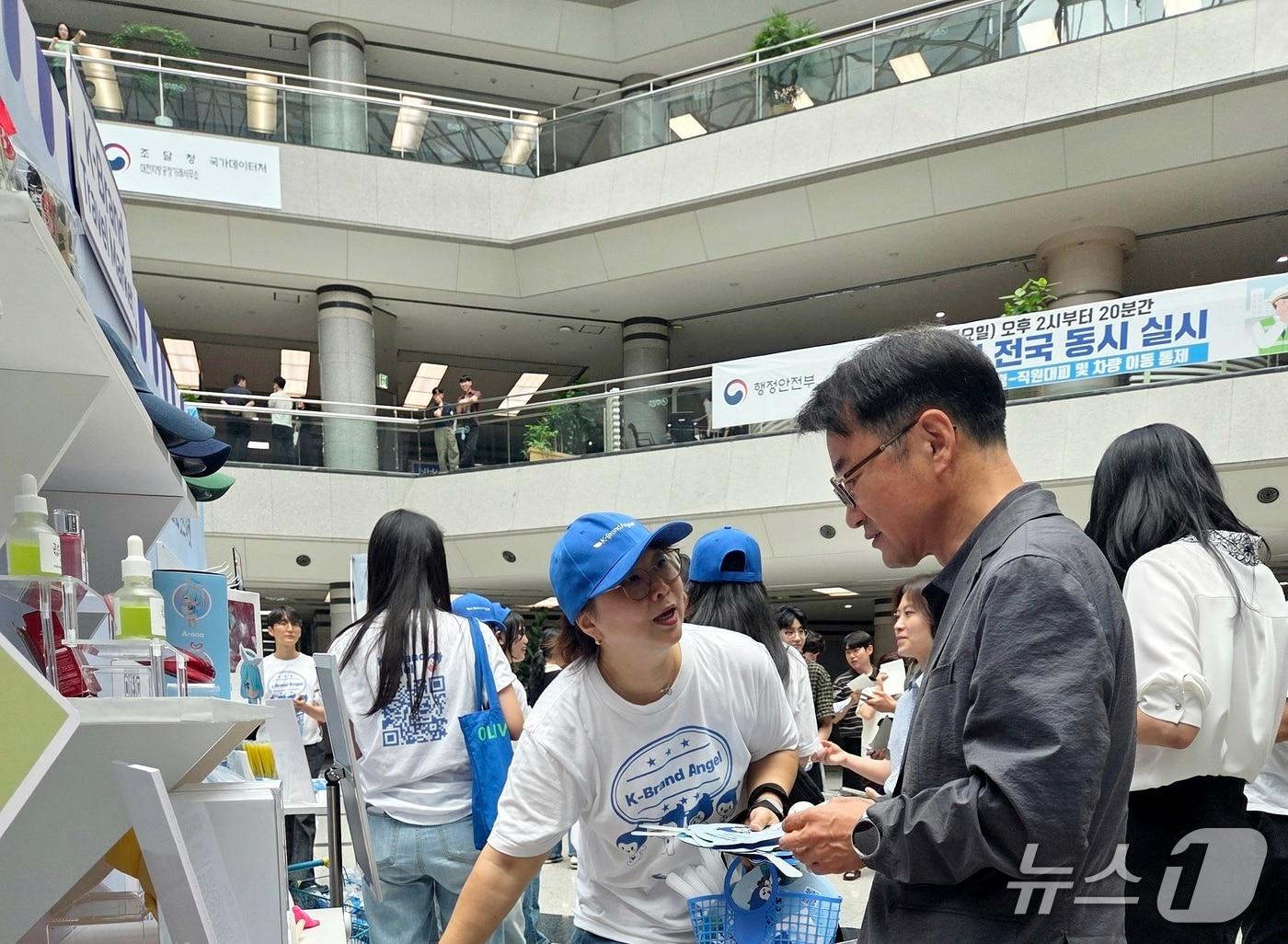 본문 이미지 - 정연우 지식재산처 차장이 관계자로부터 위조상품 유통 문제에 대한 설명을 듣고 있다. (지식재산처 제공. 재판매 및 DB금지)/뉴스1