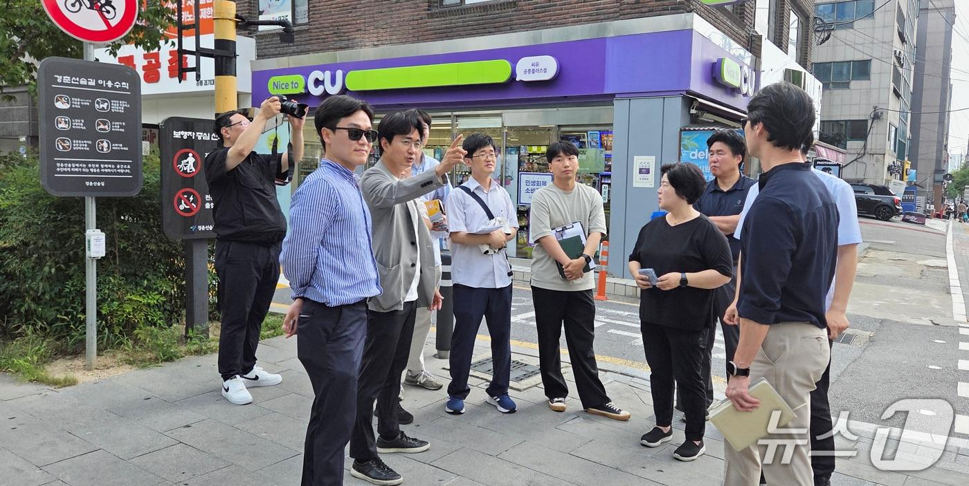 본문 이미지 - 서준오 노원구청장이 시의원으로 재임하던 지난해 7월 29일 관계자들과 모여서 교통시설 개선 회의를 진행하고 있다