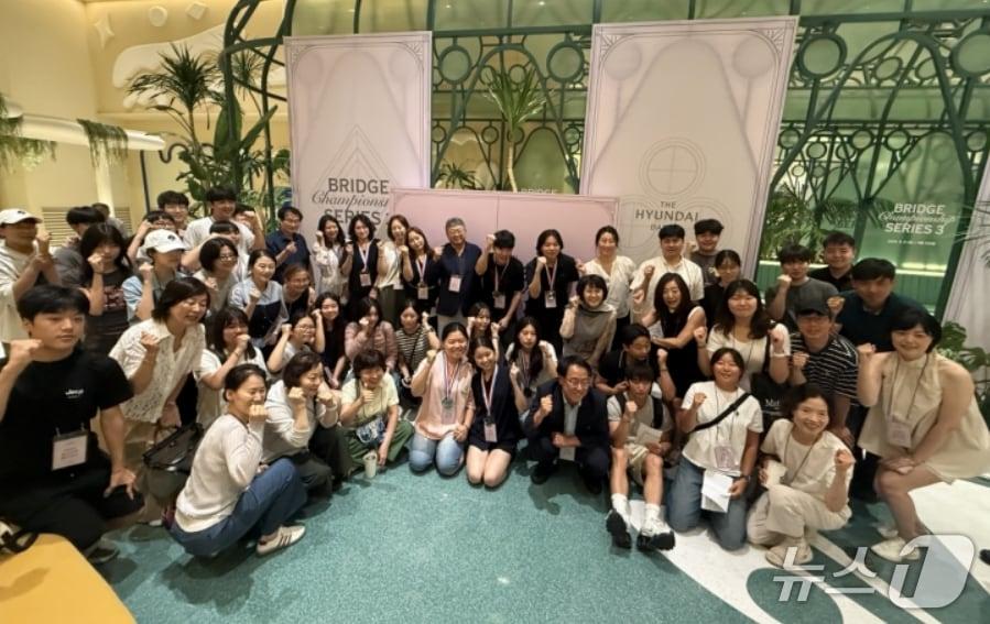 본문 이미지 - 더현대 대구에서 열린 제3회 대구·경북 브리지 페어 토너먼트 참가자들이 파이팅을 외치고 있다.(더현대 대구 제공, 재판매 및 DB 금지)