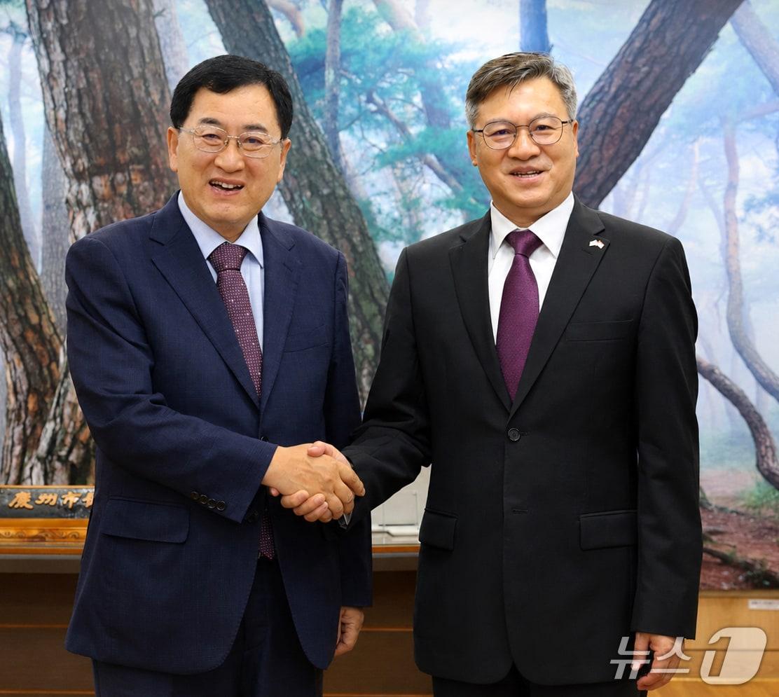 본문 이미지 -  주낙영 경북 경주시장(왼쪽)이 11일 경주시를 방문한 천르뱌오 주부산 중국총영사와 악수하고 있다. 경주시와 '2026 APEC 개최도시'인 중국 선전시는 교류를 확대하기로 했다. (경주시 제공, 재판매 및 DB금지) 2026.8.11/뉴스1