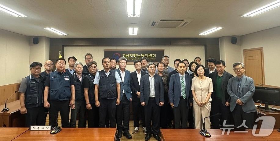 본문 이미지 - 창원 시내버스 노사 관계자들이 지난 8일 경남지방노동위원회에서 열린 사전조정에서 임급협상에 합의한 뒤 기념사진을 촬영하고 있다.(창원시 제공. 재판매 및 DB금지)